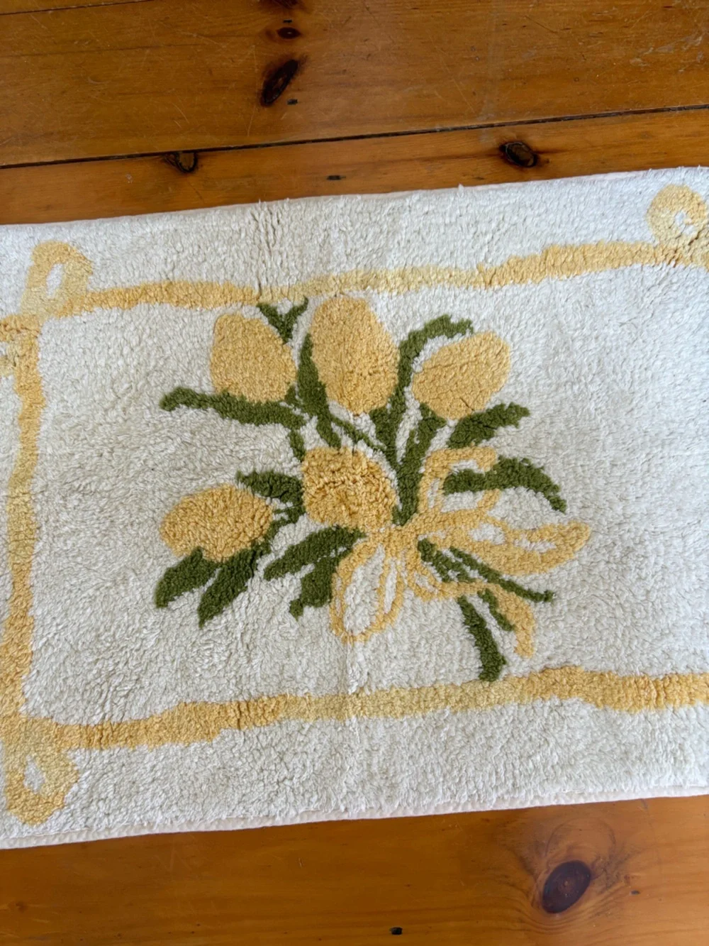 NWT Urban Outfitters Tulip Bunch Plush Tufted Bath Mat